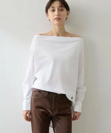 윔 가젯 브로드 오프숄더 블라우스