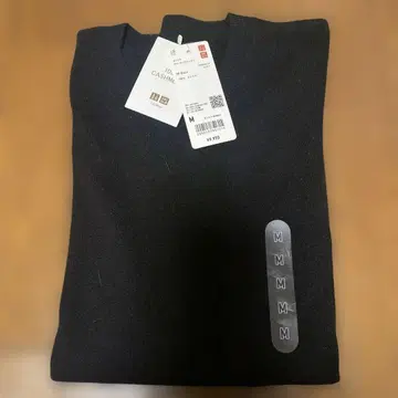 유니클로 캐시미어 긴팔 니트 스웨터 M 사이즈 블랙 미사용