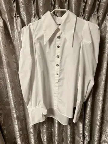 화이트 퍼프 슬리브 셔츠