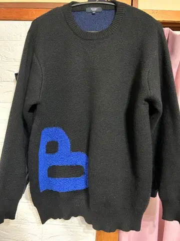 로고 포함 블랙 니트 스웨터