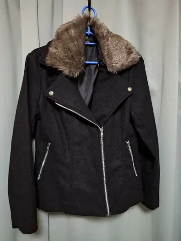 퍼 달린 블랙 라이더 자켓