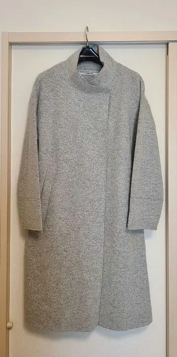 캐서린 햄넷 런던 스탠드 카라 코트