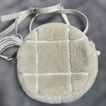화이트 퍼 라운드 숄더백