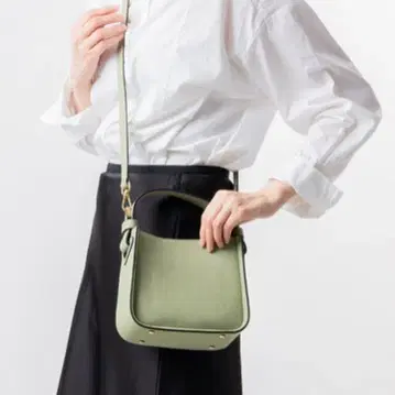 MURA 천연 가죽 슈링크 숄더백 라이트 그린