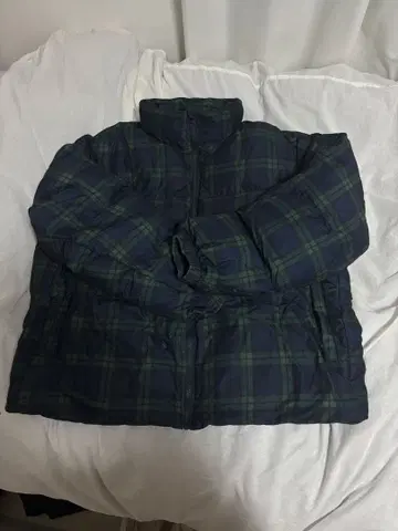 네이비와 그린의 체크 무늬 다운 자켓