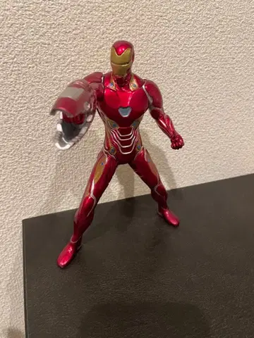 아이언맨 피규어 빨간색과 금색