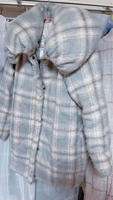 그레이 계열 체크 볼륨 코트