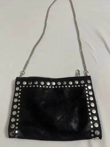 스터드 장식 블랙 숄더백
