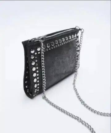 스터드 장식 블랙 숄더백
