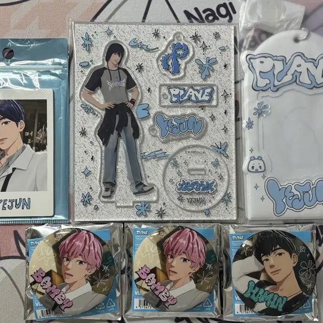 플레이브 카쿠렌보 포카팩 캔뱃지 아크릴스탠드 포카홀더 원가양도