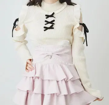 Ank Rouge 어깨 트임 프릴 리본 TOPS 화이트