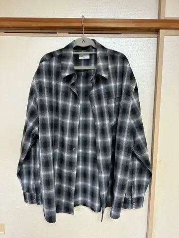 BORN FREE 블랙 계열 체크 긴팔 셔츠 L