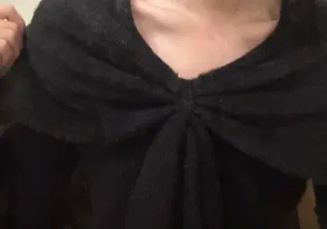 오프숄더 블랙 니트 스웨터