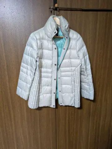 라이트 그레이 다운 자켓 스탠드 카라