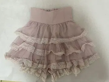 프릴이 달린 옅은 핑크색 샤샤 스커트