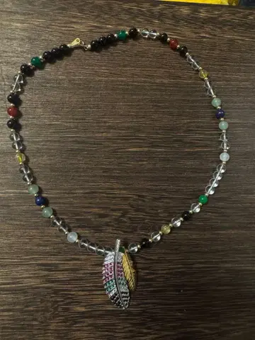 하뉴 유즈루 깃털 모티브 목걸이 멀티 컬러 비즈