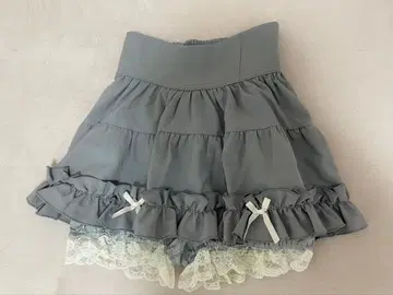 프릴이 달린 그레이 플레어 스커트