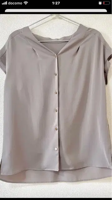 내추럴 뷰티 베이직 반팔 블라우스 골드 버튼 그레이지 그레이