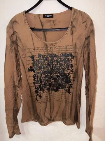 브라운 긴팔 티셔츠 그래픽 프린트