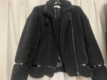 보아 블랙 무스탕 코트