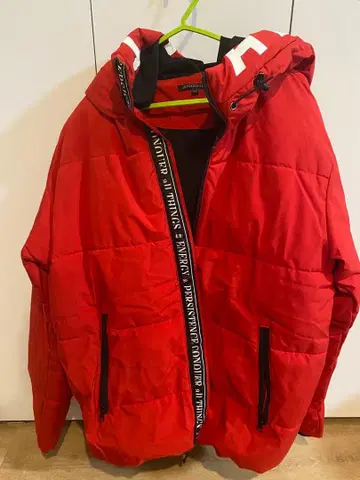 남성용 빨간색 다운 자켓 후드 부착