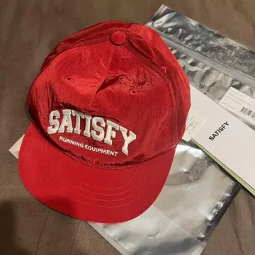 SATISFY 레드 러닝 캡