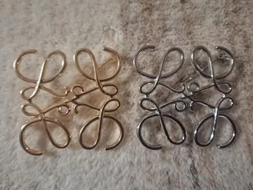 아나그램 모티브 브로치 2개 세트 골드 실버