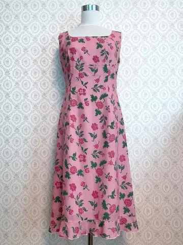 시빌라 호코모모라 핑크 꽃무늬 장미 패턴 원피스