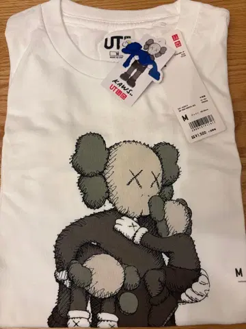 UNIQLO KAWS 캐릭터 T셔츠 M 사이즈