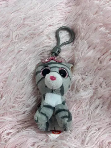 리본 포함 그레이 색상의 소형 봉제 인형