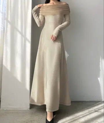 [컨디션 최상] 튤 오프숄더 플레어 니트 원피스 베이지