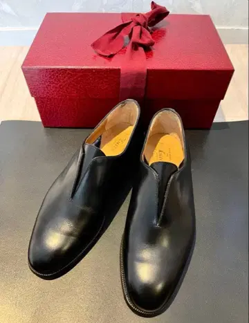 Le Yucca's 레유카스 Art.Y27717 홀 컷 블랙