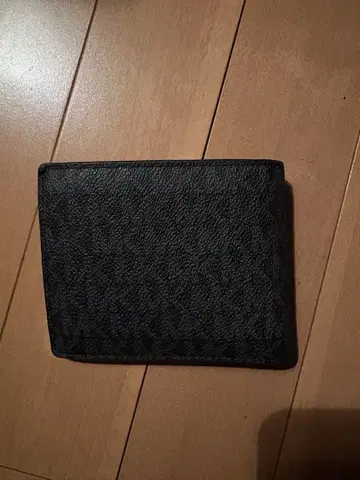 마이클코어스 블랙 접이식 지갑