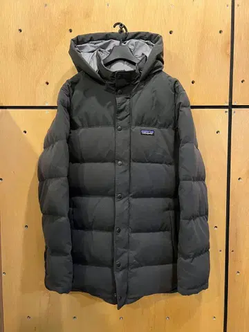 파타고니아 P6 라벨 다크 그레이 다운 자켓 M