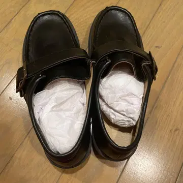 블랙 가죽 스트랩 로퍼