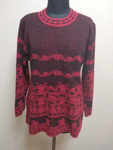 빨간색과 블랙의 긴팔 니트 스웨터