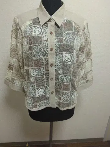 베이지 계열 겉옷