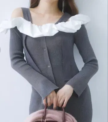 스나이델 프릴 도킹 오프숄더 니트 원피스