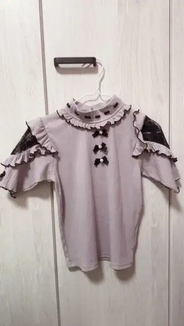 노에미 키라키라 리본 오픈 숄더 프티 하이 반팔 티셔츠