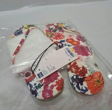 GU 니나가와 플라워 프린트 샌들 비치