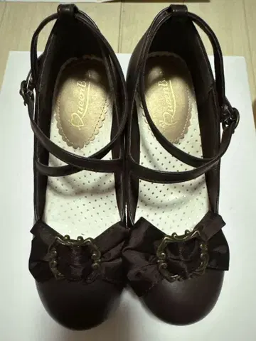 QueenBee 클래시컬 프레임 펌프스