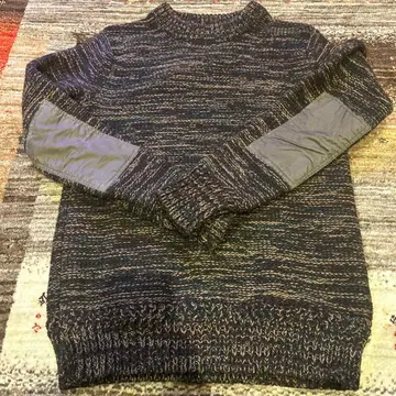 네이비 계열 니트 스웨터 팔꿈치 패치 포함