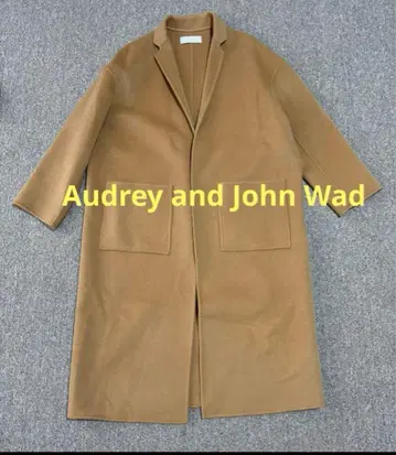 Audrey and John Wad 부드럽고 넉넉한 울 코트