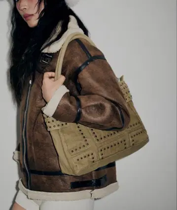 DTYYPE 빈티지풍 스터드 라인 핸드백