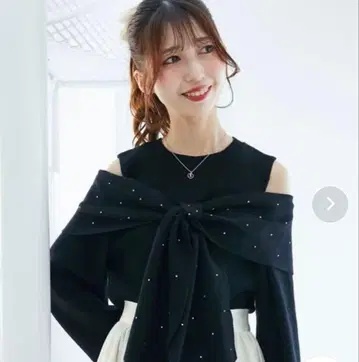 MAJESTIC LEGON 블랙 오프숄더 니트