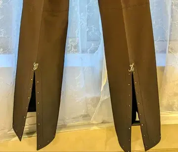 이타리야 스트레치 팬츠 크리스탈 브라운 백 슬릿