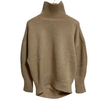 베이지 터틀넥 니트 하이크