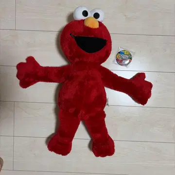 엘모 봉제 인형과 캔 배지