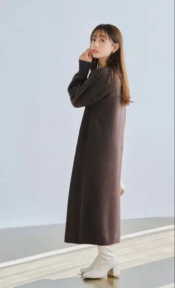 [ 완판템 ] COHINA 루프 믹스 I 라인 니트 원피스 브라운