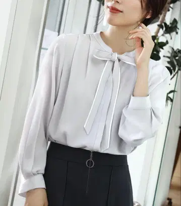 [ 새상품 ] 플로리아 바이컬러 보타이 포함 2way 블라우스